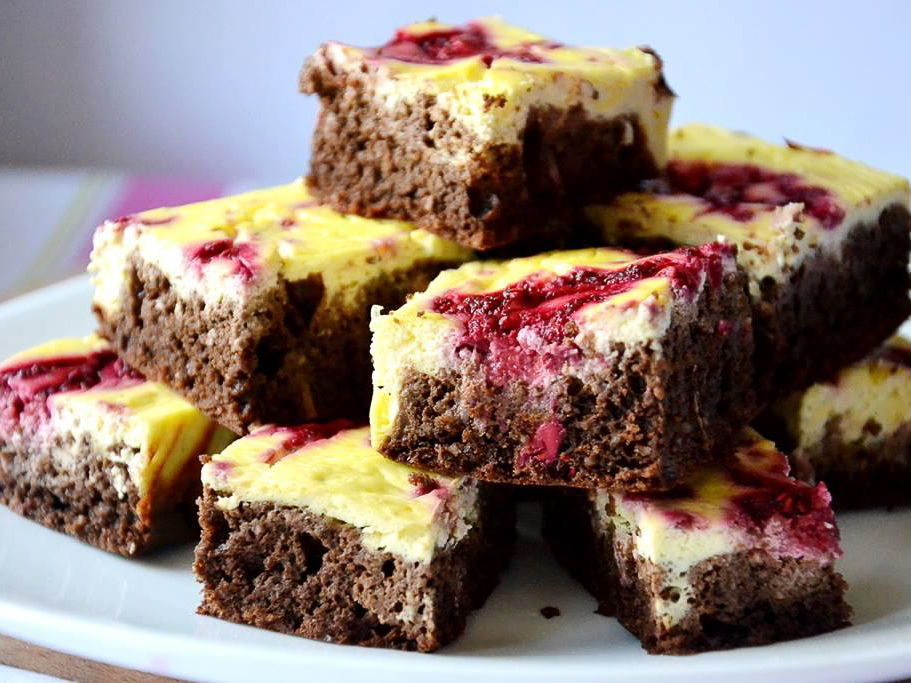 Čokoladni cheesecake browniji z malinami