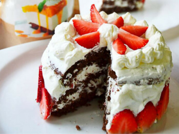 Čokoladna tortica z jagodami