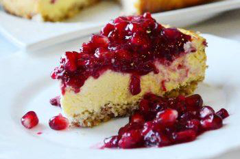 Cheesecake tortica z nadevom iz granatnega jabolka in malin