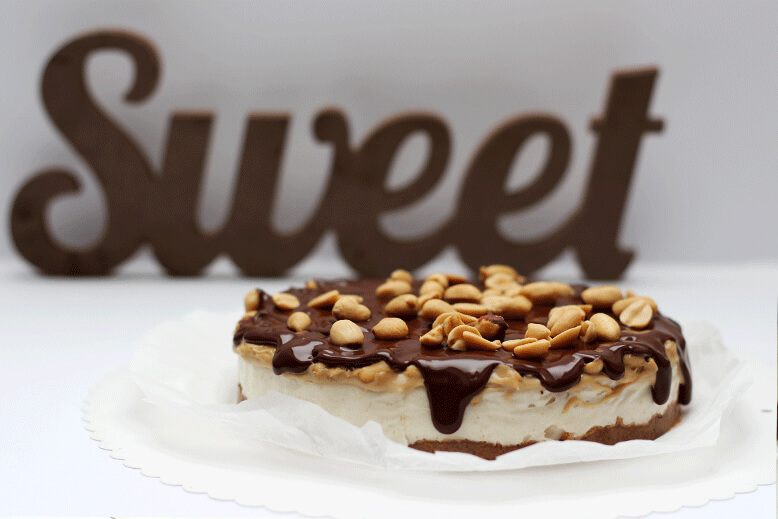 Snickers torta brez dodanega sladkorja in moke